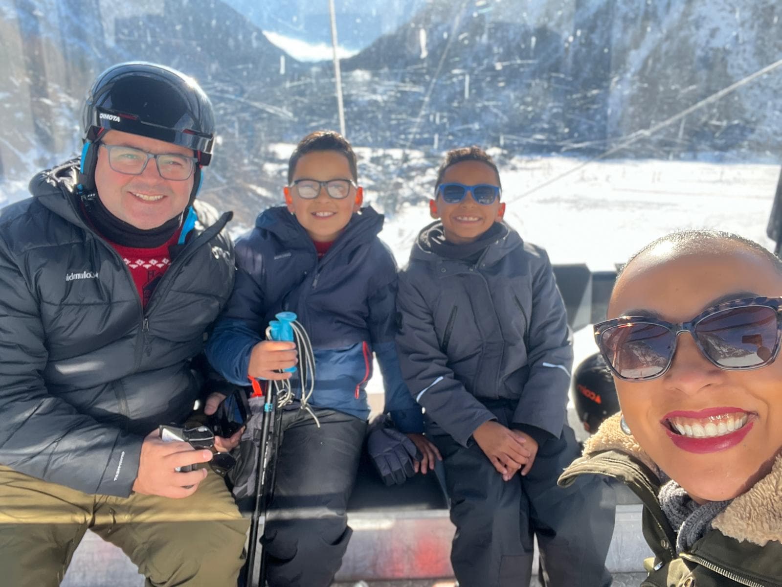 Grazi, Marcio e os filhos reunidos nos Alpes