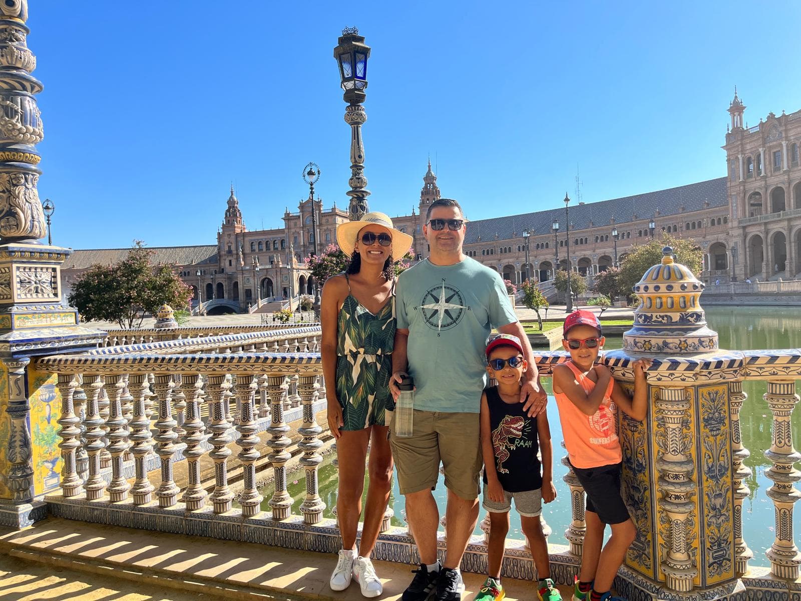 Grazi, Marcio e os filhos em uma viagem pela Espanha