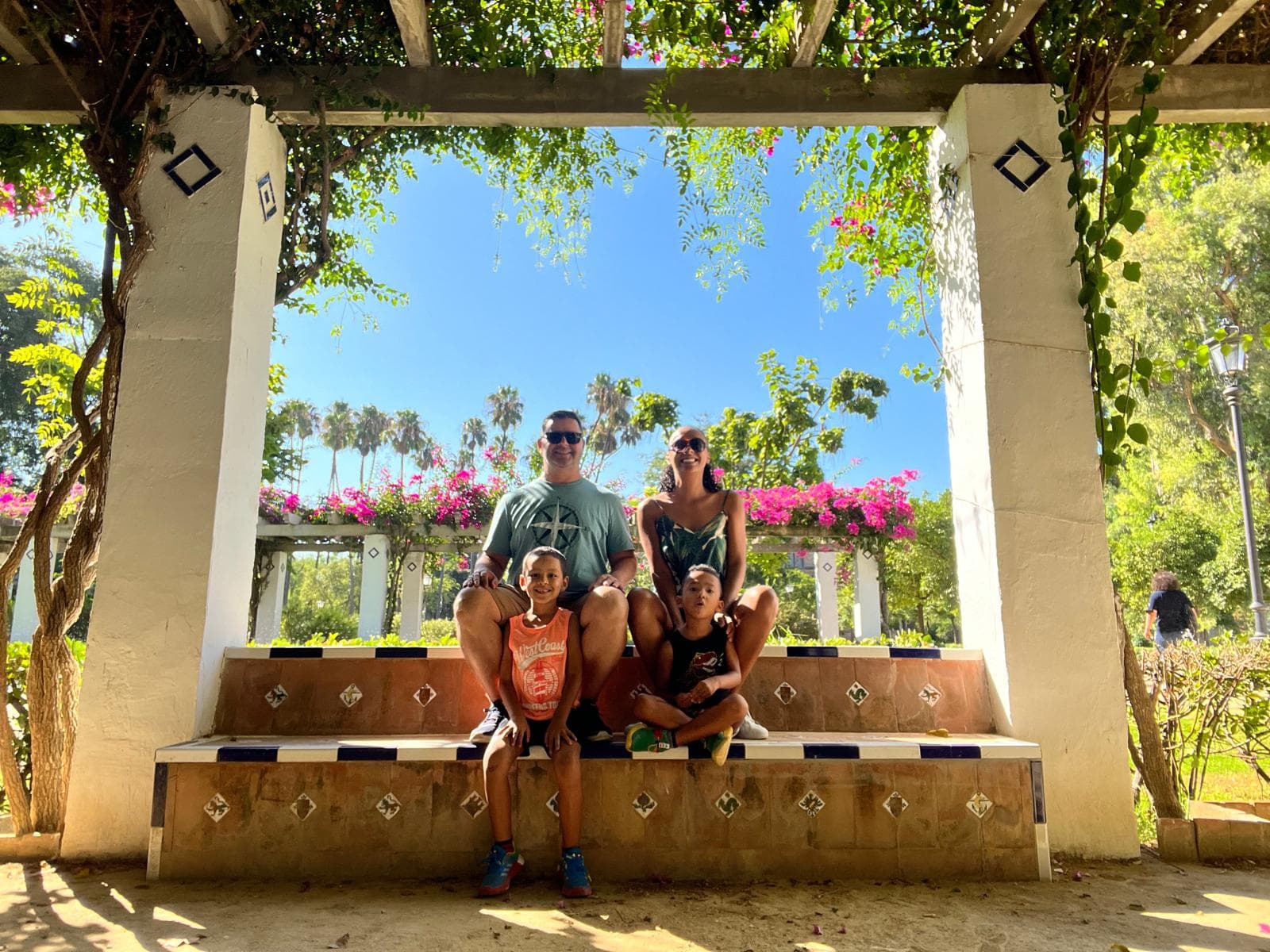 A família de Grazi em um jardim durante a viagem