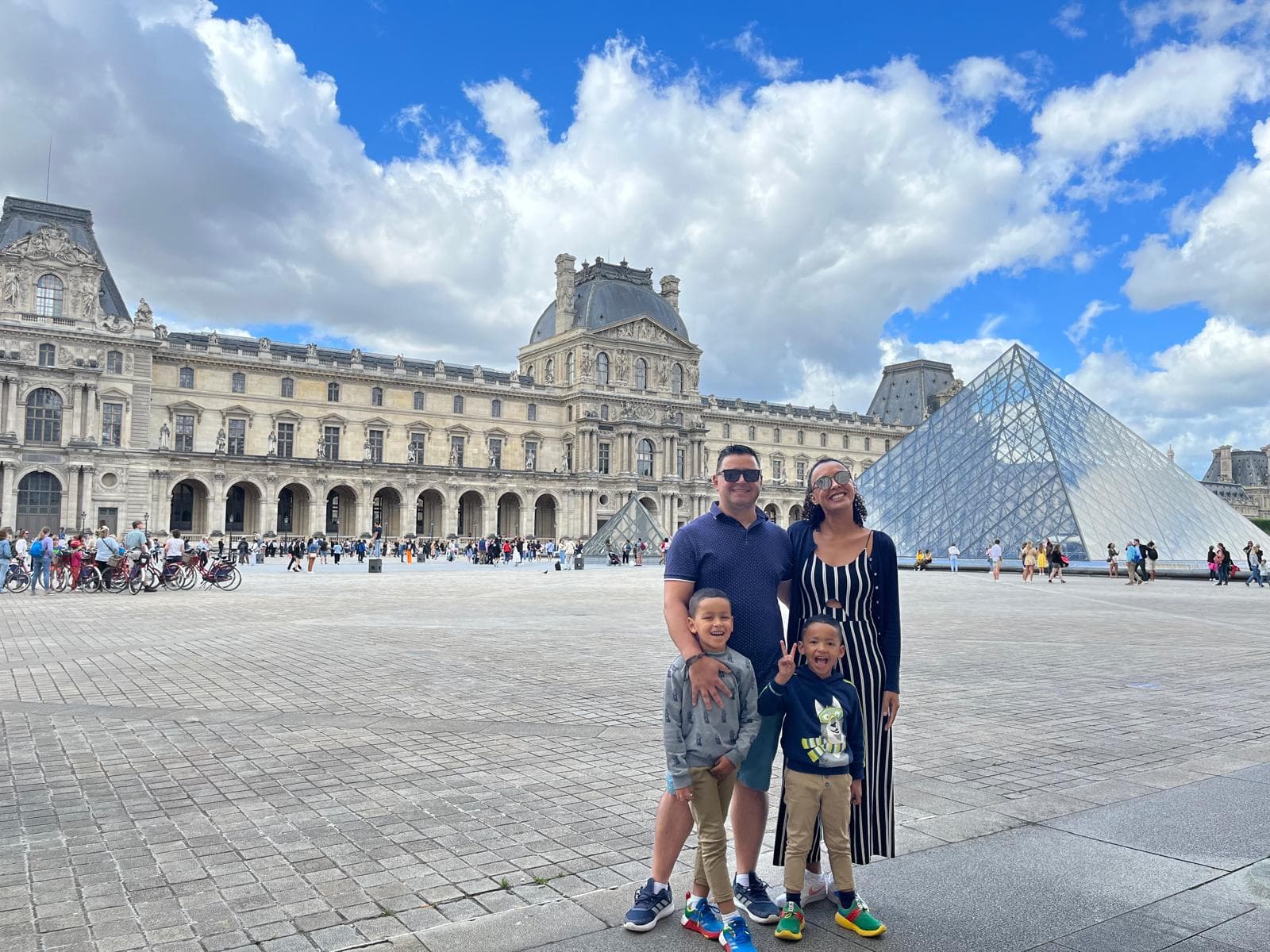 A família de Grazi diante da Pirâmide do Louvre