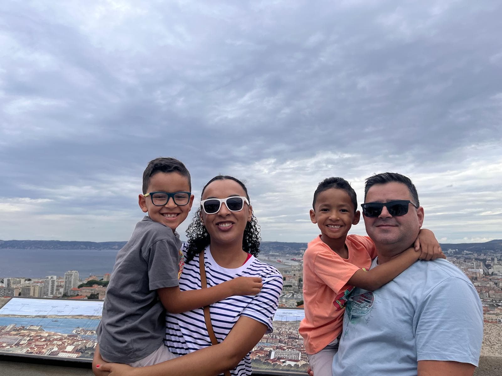 Grazi, Marcio e os filhos diante do Mediterrâneo