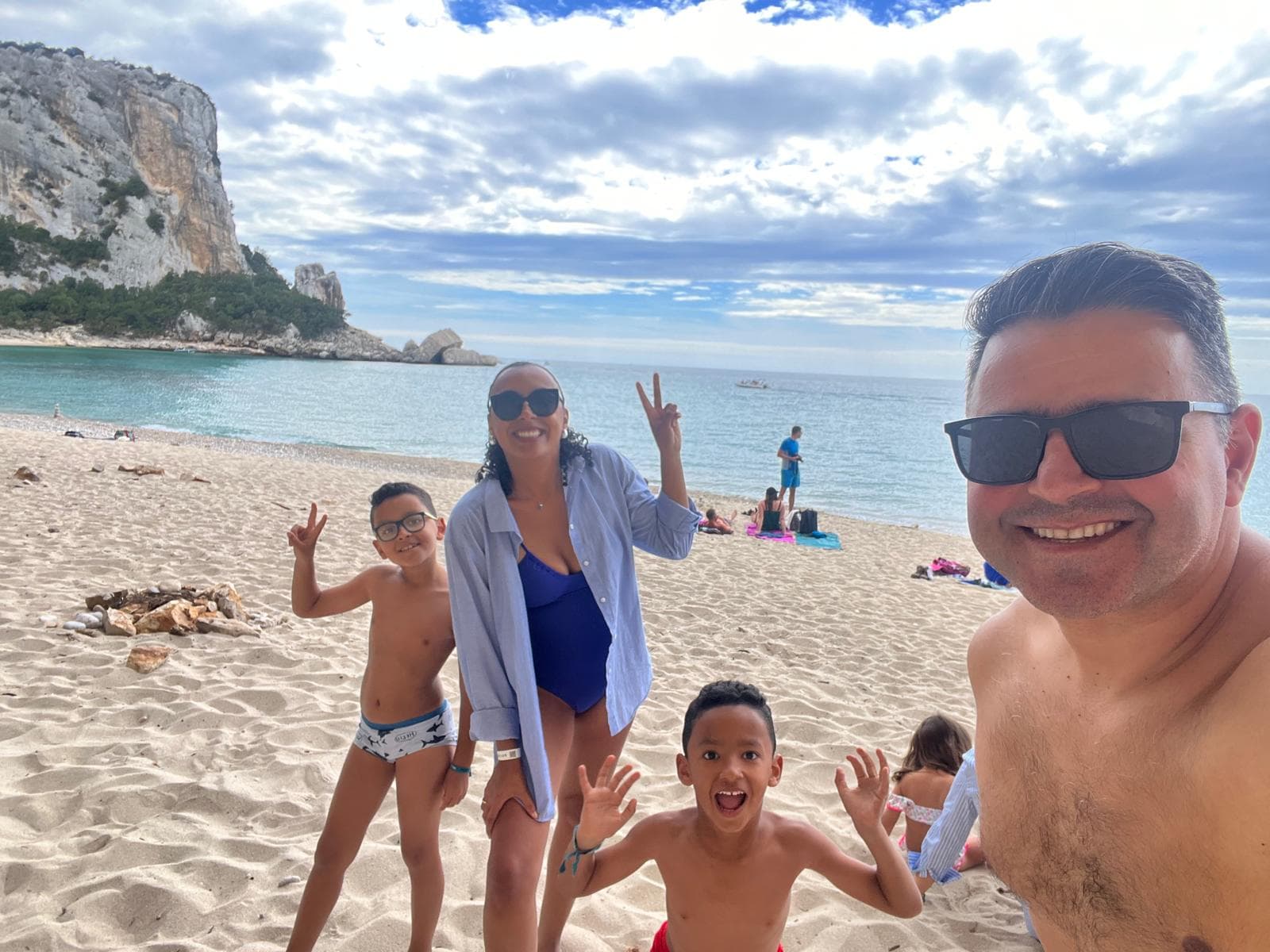 Grazi, Marcio e os filhos aproveitando um dia de praia
