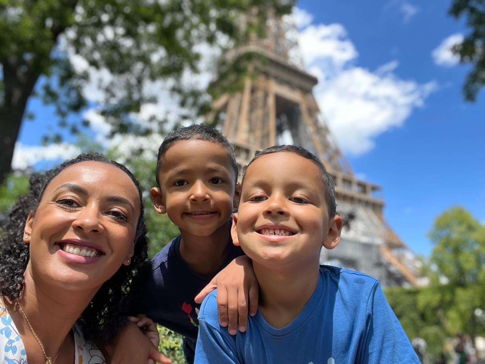 Grazi e os filhos durante um passeio por Paris