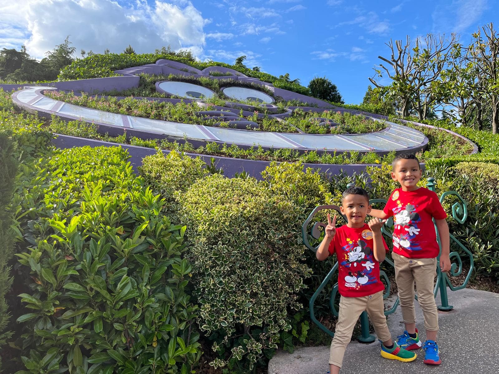 Os filhos de Grazi em uma viagem à Disneyland Paris