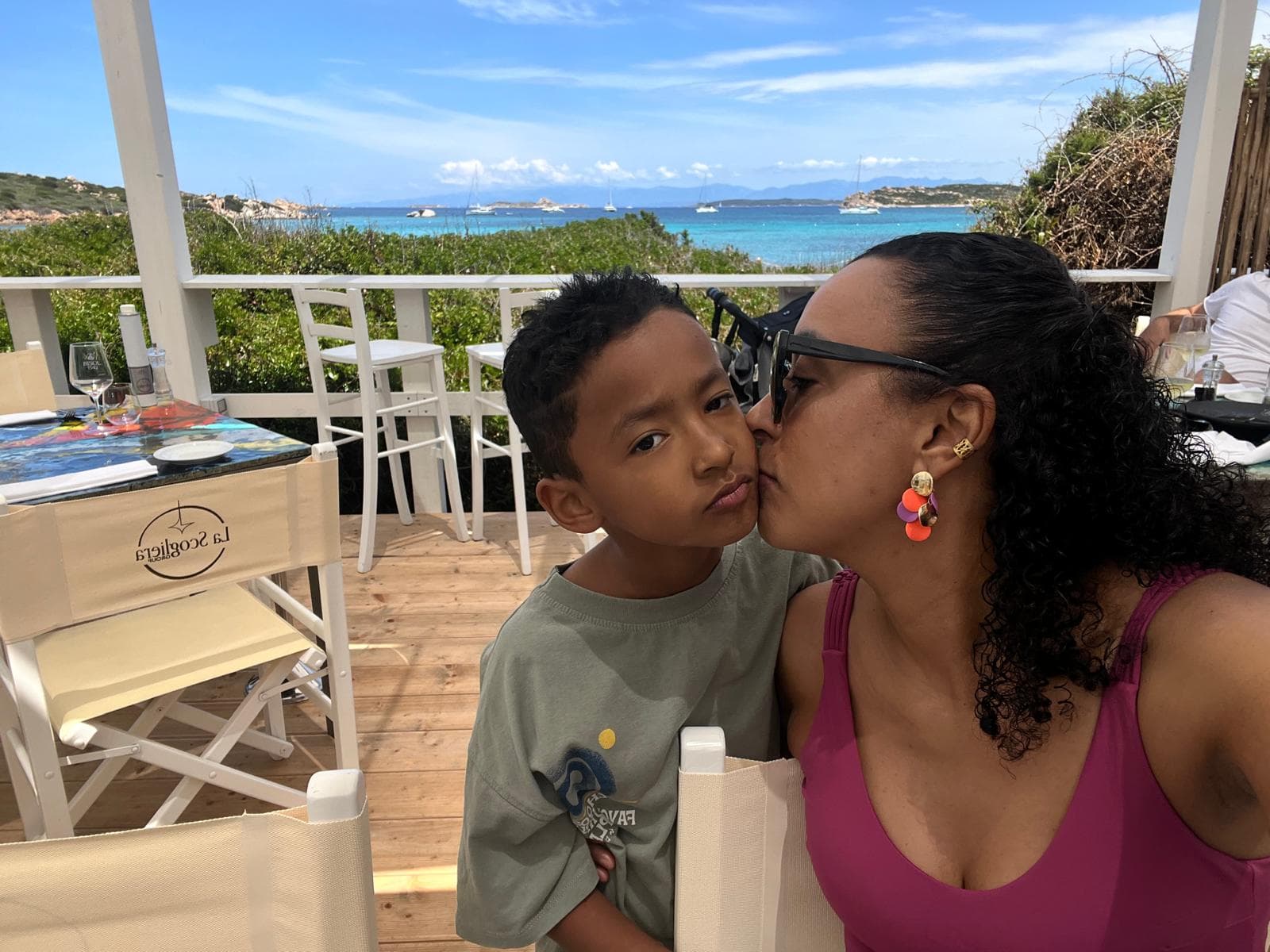 Grazi e o filho durante uma viagem à praia