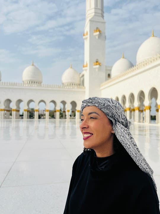 Retrato de Grazi durante uma viagem a Abu Dhabi